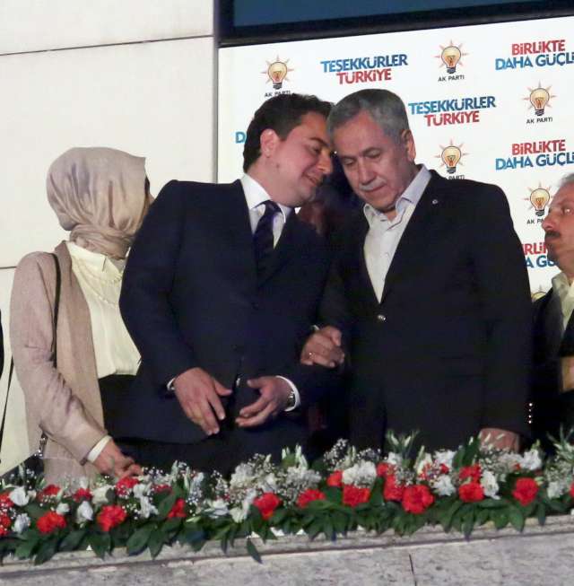 LA VANGUARDIA: “Kürtler parlamentoda temsil edilme şansını elde ederken, Erdoğan başkanlık sistemine geçmek için anayasa değişikliği isteğinden uzaklaştı” şeklinde verdi.<br><br>