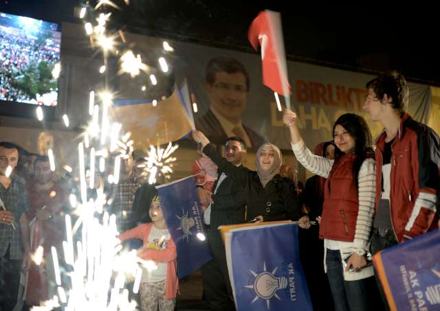 WALL STREET JOURNAL: İlk gelen sonuçlara göre; AK Parti, 2002'den bu yana sürdürdüğü tek parti iktidarını yitirecek. Gazete seçim sonuçlarını "AK Parti tarihinin en kötü sonucu" olarak duyurdu.