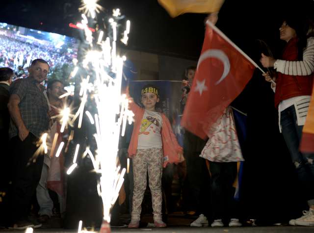 GUARDIAN: Gazete birinci sayfasında Türkiye'deki seçim sonuçlarını "bomba etkisi yaratan bir sürpriz" olarak nitelendirmiş. Gazeteye göre Cumhurbaşkanı Erdoğan, son 10 yılın en kötü yenilgisini aldı.<br><br>Gazetenin İstanbul'daki Türkiye muhabiri Constanze Letsch, AK Parti'nin Meclis'teki çoğunluğunu yitirdiğini, anayasayı yeniden yazma planlayan Cumhurbaşkanı Erdoğan'ın seçimden yenilgiyle çıktığını söylüyor.<br><br>