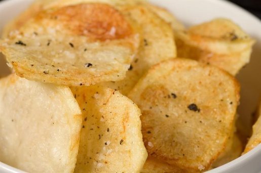 Fırınlanmış cips: Kızartmadan daha mantıklı geliyor. Ama bu da düşük liflidir. Ayrıca tansiyon yükseltebilir. Siz evde tuzsuz ve yağsız patlamış mısır yapabilirsiniz.