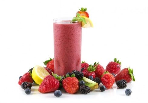 Smoothies: Yaz günlerinde en çok tüketilen içeceklerden biri. Ancak uzun süre tok tutmuyor, piyasada yapılanlar da aşırı şekerli. Bunun yerine evde yoğurt, çilek, süt, doğal bal ve buzu blenderdan geçirerek kendi içeceğinizi hazırlayabilirsiniz