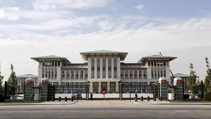 Ak SarayMimarlar Odası’na göre maliyeti 4.5 milyar TLAnkara Beştepe’deki Cumhurbaşkanlığı Sarayı’nın maliyeti hep tartışma konusu oldu. Maliye Bakanı Mehmet Şimşek, sarayın maliyetini 1 milyar 370 milyon TL diye açıkladı. Mimarlar Odası Ankara Şubesi ise gerçek maliyetin 4.5 milyar TL’yi bulduğunu öne sürüyor.