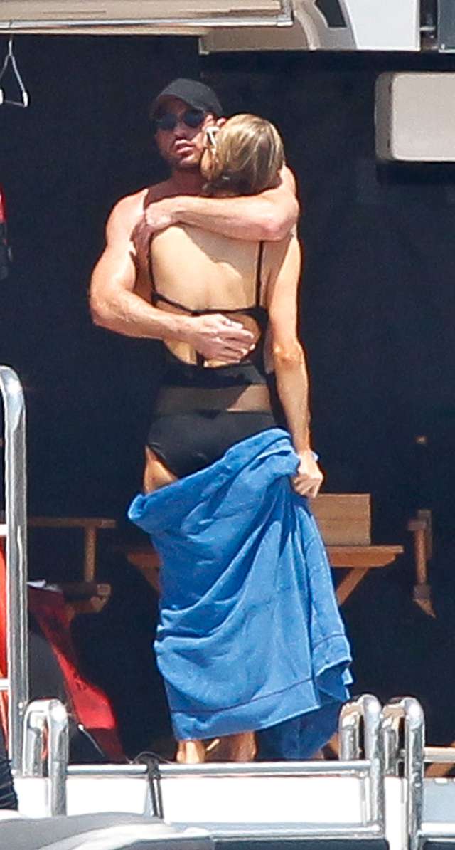Paris Hilton ile 39 yaşındaki multi milyoner sevgilisi Gross, gezinti boyunca sık sık romantik anlar yaşadı.