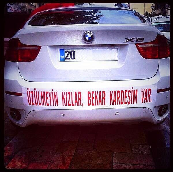 Kamyon ve minibüslere yazılan yazılara alışkınız. Peki ya gelin arabalarındaki yazılara?