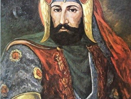 Padişah bu yayı ellerine alıp incelediler. Hediyeleri getiren İran elçisi sinsi sinsi gülüyordu: "Pek serttir efendim!" dedi. Fakat Murad Han'ın bakışlarını farkedince susmayı tercih etti.