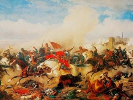 Herkes, bilhassa elçi, yarışma gününü iple çekti. Cuma namazından sonra saraya ilk gelen de o oldu. Sinsi tebessümü dudaklarında gene yapışıktı. Herkes yerini aldıktan sonra padişah da teşrif etti ve murassa tahtına oturdu.