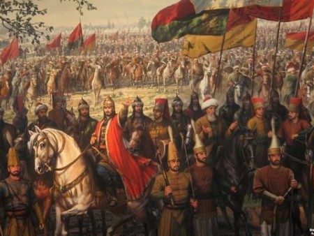 Birlikte ağa kapısına vardılar. Çavuş yayı indirdi ve Deli Hüseyin'e verdi. "Bismillah...Yâ Allah...Yâ Sa'd Bin Ebî Vakkas..." diyerek yayı gerince, "şrakk" diye kuruldu. Hüseyin hiç zorlanmamıştı. Çavuşun gözleri parladı. "Boşalt!" deyince de, "şrak" diye boşalttı. Bir daha... Bir daha... "Aferin Deli Hüseyin" diyen Çavuş, hemen padişaha haber gönderdi.