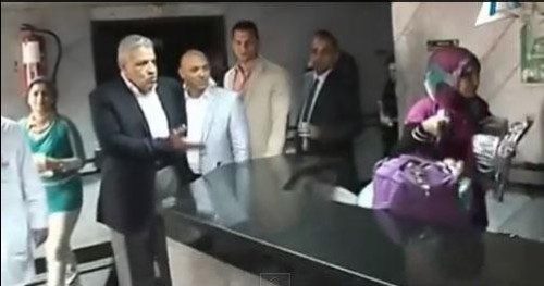 Başbakan Mihlib'in, Ulusal Kalp Enstitüsü'ndeki teftişi sırasında, kedilerin bina içinde cirit atmasına seyirci kalan bir resepsiyon görevlisini azarladığı görüldü.