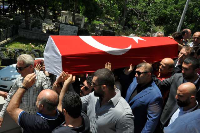 Katıldığı bir televizyon bir programında “Beni alkışlamayın” diye vasiyeti olmasına rağmen usta oyuncunun tabutu alkışlarla omuzlar üstünde taşındı.