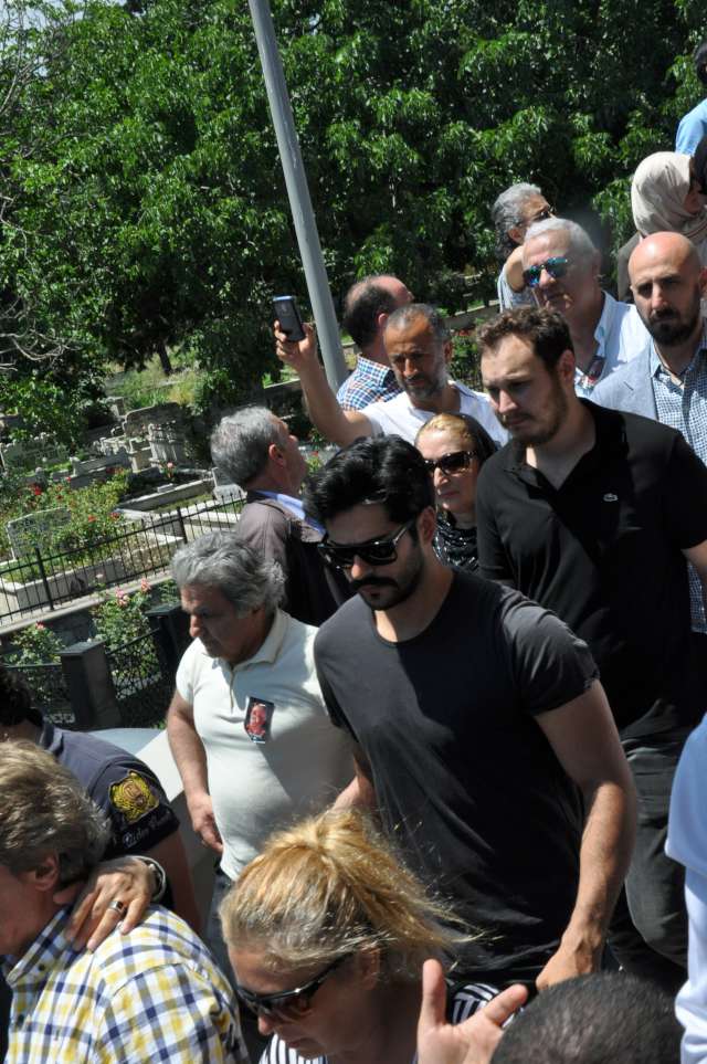 Burak Özçivit: “İlk dizimde babamı oynamıştı. İlk dizimde onunla oynayacağım için çok heyecanlanmıştım. Hayatımda büyük bir yeri var. Şimdi burada olmak kelimesiz yani hayat çok farklı bir görüntü karşımdaki… Mekanın cennet olsun baba.