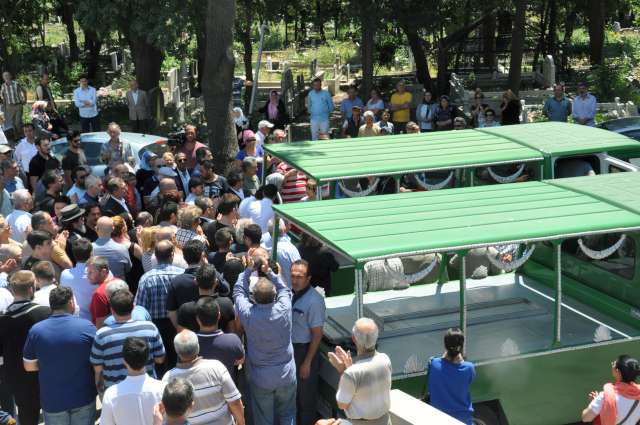 Sevenleri ile yakınlarının yoğun ilgi gösterdiği cenaze törenine ise sanat dünyasından birkaç oyuncu dışında önemli isimlerin yer almayışı dikkat çekti.