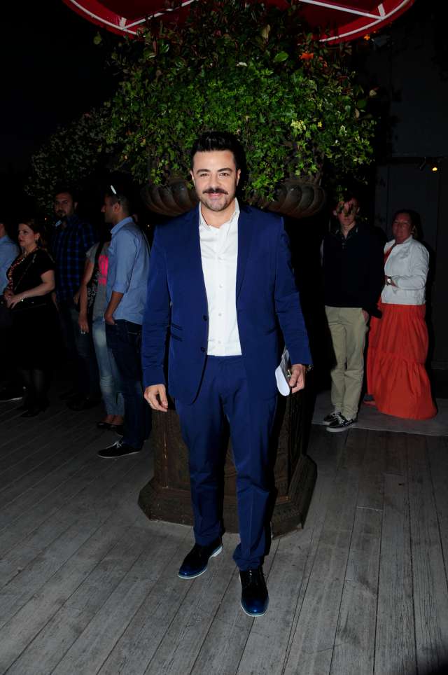 Burak Kut düğüne gelen isimlerden oldu. “ Düğün için hem davetliyim hem de sahne alacağım diyen Kut ağırlık olarak 80’ler ve 90’lardan parçalar okuyacağını söyledi. Yaz aylarına yeni bir albümle giriş yapacağını da ekleyen Kut bu konuda çok iddialı olduğunu da söyledi.
