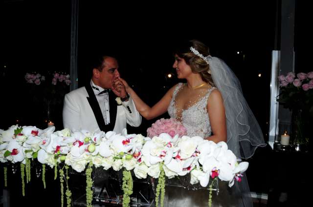 Nikah töreni başlamadan kameralar karşınsa geçen Erol Köse ve Fulden Çetindoğan, “ mütevazi bir tören istedik değerli dostlarla bir arada olmayı tercih ettik “ açıklamasını yaptı. İlk teklifi de plajda yaptığını söyleyen Köse bir anda diz çöktüm ve yüzüğü çıkardım ve şimdi buradayız “ sözlerini söyledi. “ evde de demokrasi var ve o yüzden Fulden’in sözü geçecek “ sözlerini ekledi.