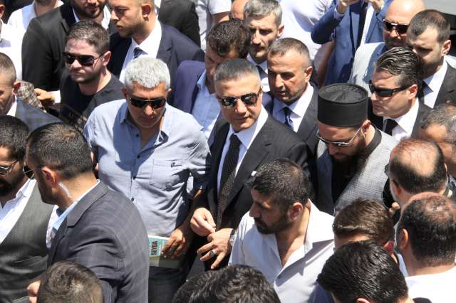 Sedat Peker kendi düğününde vefat eden ünlü oyuncuyu uğurlamaya gelen isimler arasında yer aldı. Korumaları ve kendisini taşıyan iki ciple camiye gelen Peker’i onlarca adamının çevresinde yoğun güvenlik alması dikkat çekti. Camii avlusunda zaman zaman izdihamın yaşandığı görülürken Peker, usta oyuncunun ailesine taziyede bulunup, tabutun başında dua okudu.