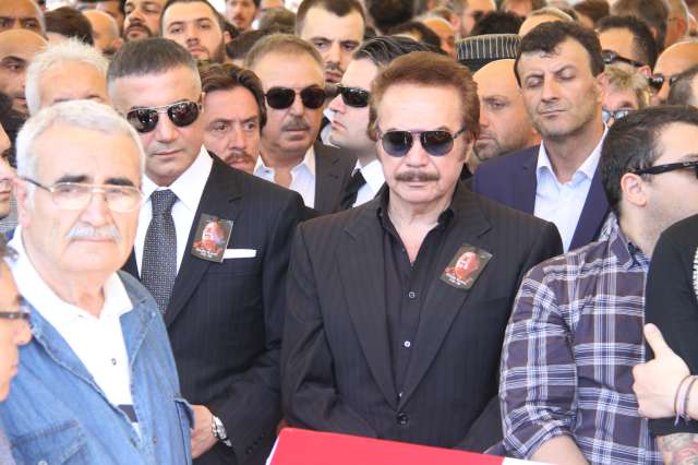 Daha önce karaciğer yetmezliği ve kalp yetmezliği teşhisi konup geçen 2012’de anjiyo olan Tilmaç’ı uğurlamak için dün sevenleri Üsküdar Şakirin Camii’ne koştu. Çok sayıda seveni ve yakın dostunun katıldığı cenaze törenine Sedat Peker, Orhan Gencebay, Salih Kalyoncu, Sinan Bengier, Volkan Severcan,Burak Özçivit gibi isimler katıldı.