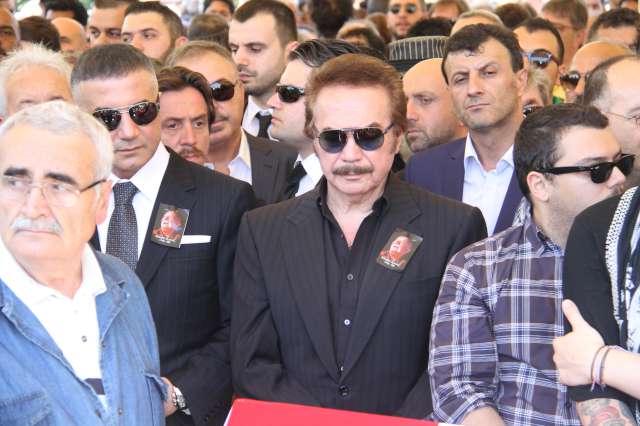 Orhan Gencebay’la birlikte saf tutup cenaze namazı kılan Peker, “Sümer abi bizim büyüğümüzdü, değerli bir insandı. Bizim düğünümüze gelip burada kalp krizi geçirip vefat etmiş olması artık onu benim ailemin ferdi yapmıştır. Bundan sonra edeceğim tüm hayır dualarında Sümer Ağabeyin de adı anılacaktır.