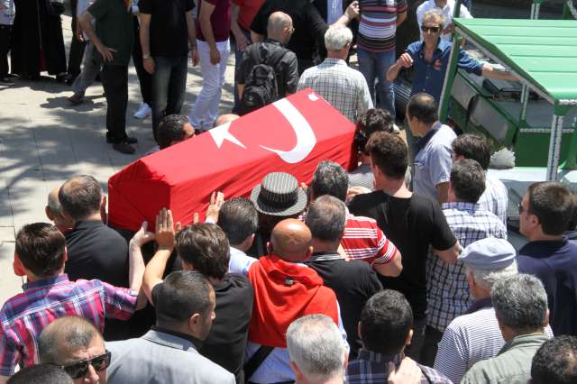 Çocukluğumuzda, gençliğimizde izlediğimiz filmlerin hepsinde kendisi vardır. Kendisi düğünümüze gelerek bizi onurlandırmıştır. Bundan sonra da biz yaşadığımız sürece dua edip, ruhunu onurlandırmak için çaba sarf edeceğiz” dedi.Tilmaç daha sonra öğle namazı sonrası kılınan cenaze namazıyla Karacaahmet Mezarlığı’nda toprağa verildi.