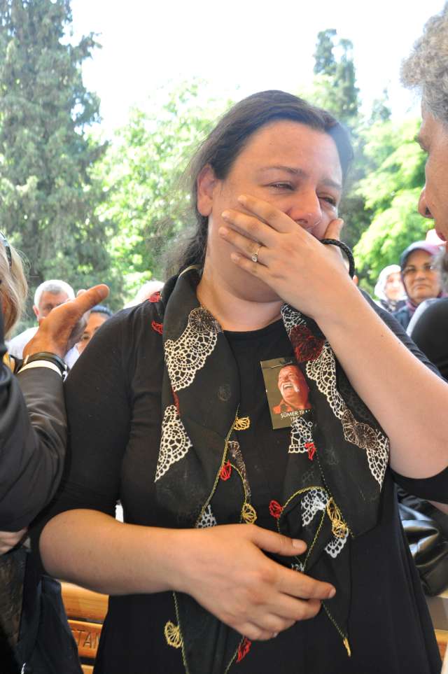 Usta oyuncunun kızı Hande ise babasının arkasından “Rahatsızlığı vardı ama bu kadar çabuk beklemiyorduk. Bir anda oluverdi. Allah gelen herkesten razı olsun. Konuşamayacağım çok ani oldu… Babam canım babam seni çok seviyorum babam, şimdiden çok özledim babam” şeklinde konuştu.