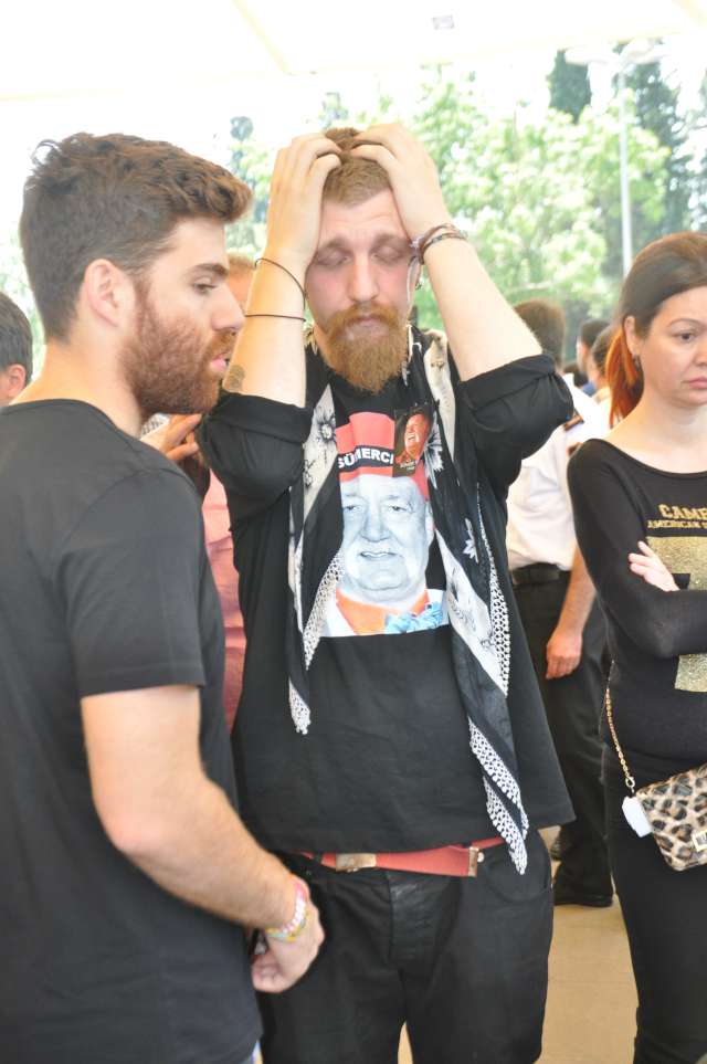 Sanat dünyasının ünlü isimlerinin katılmayıp çelenk gönderdiği cenazede Tilmaç’ın gözü yaşlı eşi Nazan, kızı Hande ve torunu Kerem bir köşede taziyeleri kabul ederken acılı aileyi yakınları teselli etti. Tilmaç’ın torunu Kerem, cenazede üzerinde dedesinin fotoğrafının bulunduğu tişört giyerken, kızı Hande’nin babasından kalan bilekliği öperek gözyaşlarını tutamadığı görüldü.