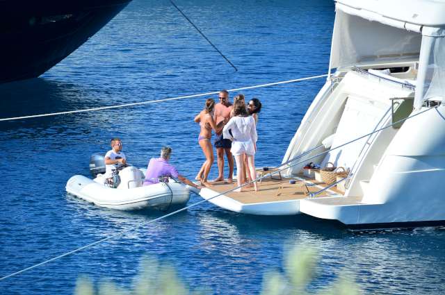 Pınar Altuğ ve eşi Yağmur Atacan tekne ziyaretlerine Bodrum Türkbükü’nde başladı. SOZCU / Mustafa KIZGINYÜREK
