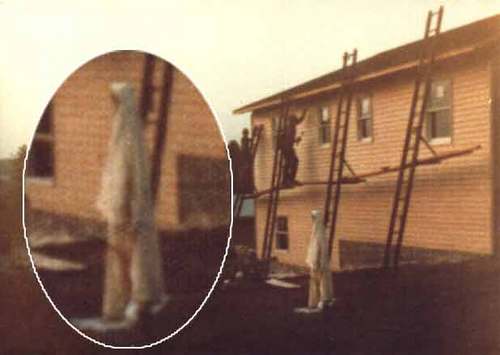 1997 yılında çekilen bu fotoğrafa dair çok fazla bilgi olmasa da, fotoğrafta görülen şeklin, çekim anında orada olmadığı iddia ediliyor.