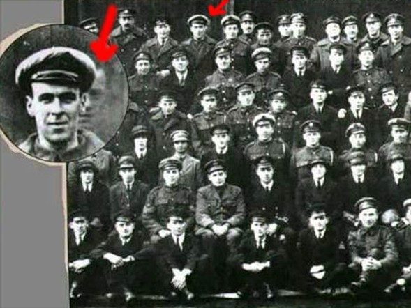 1. Dünya Savaşı'nda İngiliz ordusunda hizmet veren Freddy Jackson, bir uçağın pervanesinin çarpmasıyla hayatını kaybeder. Jackson'ın ölümünden 2 gün sonra bu fotoğrafı çektiren arkadaşları, şaşırtıcı bir şekilde Jackson'ın silüetinin de fotoğraf karesinde yer aldığını gördüler.