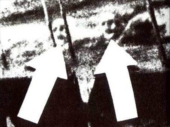 1924 yılında James Courtney ve Michael Meehan adlı iki denizci, SS Watertown gemisinin kargo bölümünü temizlerken zehirli gazdan hayatını kaybeder. Tayfalar, iki denizcinin cesedini Meksika körfezi civarında suya "gömerler". Sonrasında gemideki herkes Courtney ve Meehan'ın yüzlerini denizde gördüğünü söylemeye başlar. Geminin kaptanı Keith Tracy, karaya çıktığında bir fotoğraf makinesi satın alır. Gemi tekrar denize açıldığında da, bu kareyi fotoğraflar...