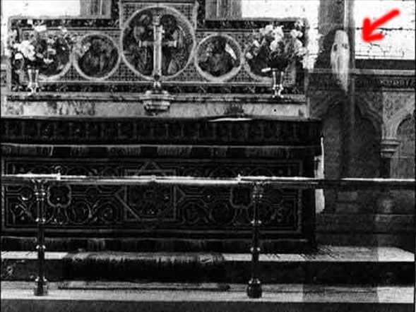 İngiltere'deki bir kilisede çekilen bu fotoğraf, uzmanlarca incelenmiş ve üzerinde herhangi bir oynama yapılmadığı sonucuna varılmış.