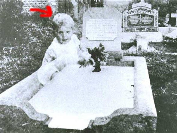 17 yaşında hayatını kaybeden kızının mezarını ziyaret eden bayan Andrews, fotoğrafı çektiği sırada mezarda ya da yakınlarında hiçkimsenin olmadığını iddia ediyor.