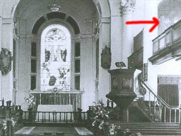 1982 yılında fotoğrafçı Chris Brackley, St. Botolph Kilisesi'nde bu kareyi görüntüledi. Sağ üst köşedeki şekil, bir kadın formunu andırıyor.