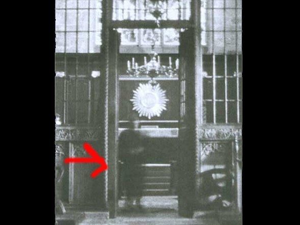 Bu kareyi görüntüleyen fotoğrafçıya göre, fotoğraf çekildiği anda kapıda veya binanın içerisinde kimse yoktu.
