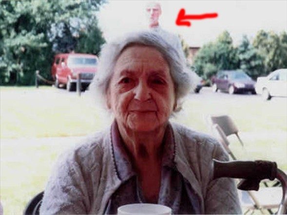 17 Ağustos 1997 yılında çekilen bu fotoğraftaki yaşlı bayanın arkasındaki silüetin, 1984 yılında hayatını kaybeden kocası olduğu iddia ediliyor..
