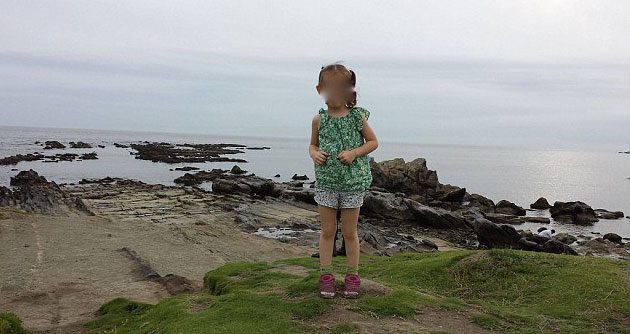 Japonya’nın Kanagawa ilinde çekilen ve Reddit’e yüklenen bir fotoğraf, sosyal medyada hakkında en çok konuşulanlar arasına girdi. Fotoğrafta, küçük bir kız çocuğunun arkasında bir çift siyah bot gözüküyor.