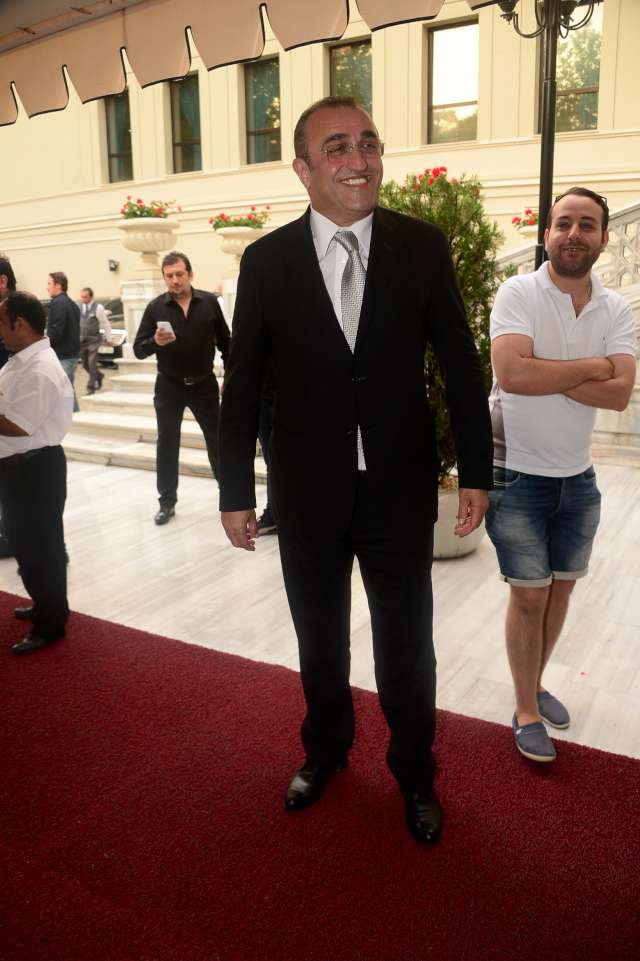 Galatasaray'ın eski yöneticilerinden Abdurrahim Albayrak da, "Selçuk benim sağ kolum, hep öyle oldu. Gecemiz gündüzümüz beraberdi ve dördüncü yıldızı taktık. Hem dördüncü yıldızı taktık, hem şampiyon olduk, hem de kaptanımızı bu mutlu gününde yalnız bırakmadık. Selçuk kardeşime mutluluklar diliyorum. Onu çok seviyorum. Bundan sonraki futbol ve evlilik hayatında başarılar diliyorum" ifadesini kullandı.