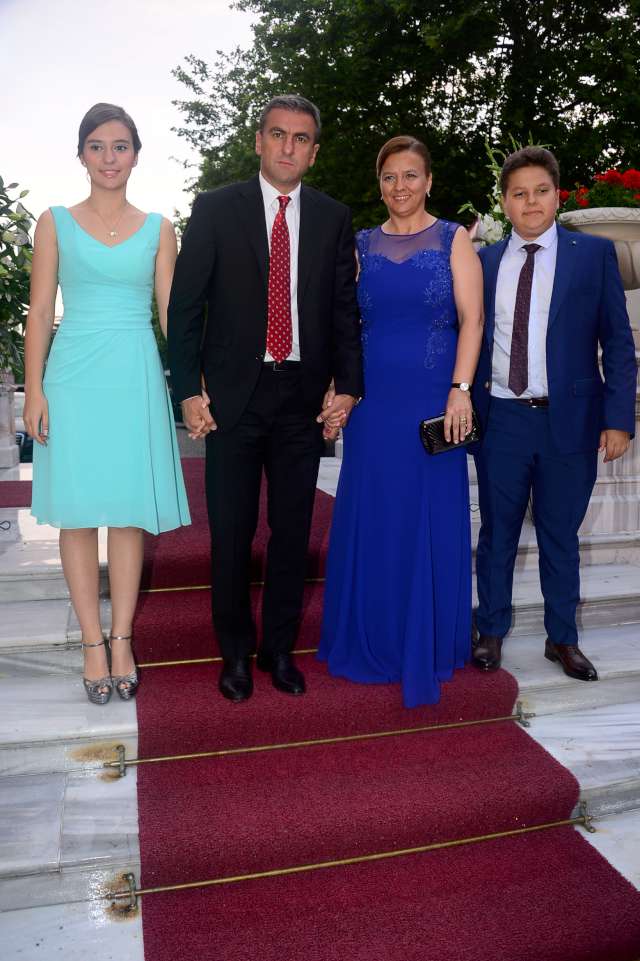 Galatasaray Teknik Direktörü Hamza Hamzaoğlu, şu ifadeleri kullandı: Bu mutlu günlerinde yanındayız. En önemli imzayı atacak. Cemre ve Selçuk'a mutluluklar diliyorum. İnanıyorum ki evlilik hayatını da aynı futbol hayatında olduğu gibi iyi bir şekilde yürütecektir. Evliliği kesinlikle olumlu yansıyacaktır. Ama Selçuk zaten iyi bir oyuncuydu."