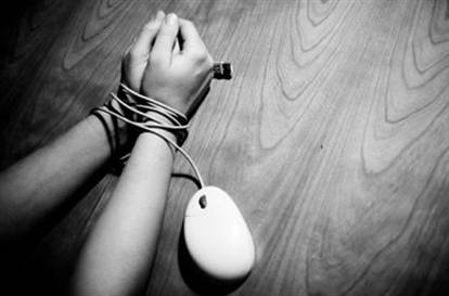Jiang’in karısı onun bu davranışından bıkmıştı ve onu cezalandırmak istemişti. Jiang durumu şöyle açıklıyor: “İnternette dolaşıyordum. Birden sağ elimde bir uyuşma hissettim. Farenin imleci hareket etmiyordum. Sonradan sağ elimin fare pedinin üzerinde olduğunu ve kanın kolumdan fışkırdığını gördüm.”