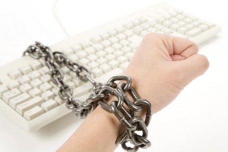 Jiang’in karısı, onu internet bağımlılığı yüzünden cezalandırmak istemişti. Kısaca Jiang, satırla kocasının elini kesmişti. Mahkemeye çıkan karı-koca hiçbir ceza almadı, Jiang, sözünü tutmadığı için kendisinin bu cezayı hak ettiğini söyledi.