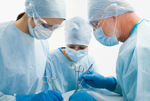 Doktorlar Marinsecu’nun testis torbasını ve içindekileri on saatlik bir ameliyattan sonra vücuda geri yerleştirmeyi başardı.