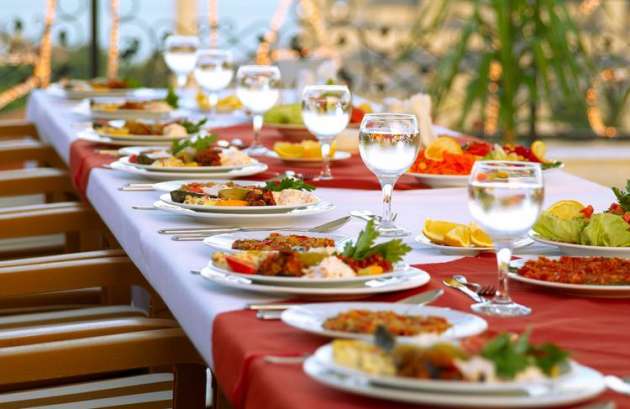 Sahur önemlidir, çünkü tüm gün boyunca sahurda yenen yemekler kullanılır. Protein içeriği fazla gıdalar, midenin boşalma süresini uzatarak acıkmayı geciktirdikleri için tercih edilmelidir. Aynı zamanda tokluk hissi de sağlayan bu besinler, sahurda unutulmamalıdır.