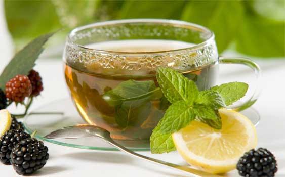 Yeşil çay çayın uyarıcı özelikte olduğu, yorgunluğu giderme ve beyin fonksiyonları üzerinde olumlu etkilere sahip olduğu bilinmektedir. Yeşil çayla ilgili yapılan çalışmaların pek çok çalışmada yeşil çay tüketiminin içerdiği kateşin sebebiyle kilo kontrolünde ve vücut yağını azaltmada önemli olduğu görülmüştür. Yeşil çay tüketimi kalbin endotel fonksiyonun yükseltilmesinde de etkilidir. Herhangi bir sağlık probleminiz yok ise ramazanda günde 2–3 fincan yeşil çay içerek kalbinizi ve bedeninizi mutlu edebilirsiniz.