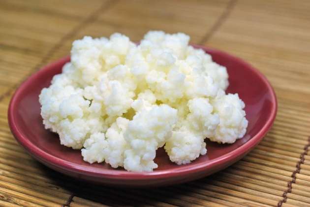 Kefir Sindirimi ve hazmı kolay, besleyici bir içecektir. Tıpkı yoğurt gibi sindirim sisteminin desteklenmesine yardımcı bir fermente edilmiş süt ürünüdür. Yoğurttan daha yoğun olan probiyotik içeriği ile barsaktaki iyi huylu bakterilerin artmasına yardımcı olur, kötü huylu bakterilerin yerleşmesini önler.