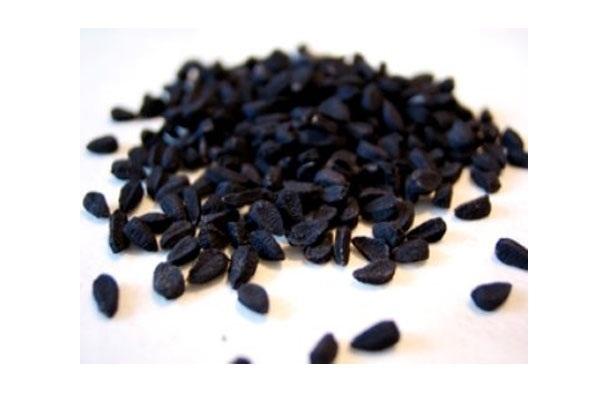 Çörekotu, birçok faydası yanında doygunluk hissi sağlamasıyla da ramazanda tüketilmesini önerdiğim bir baharattır. Sahurda öğütülerek ya da tam haliyle salatalara, yoğurda eklenecek çörekotu doygunluk hissi dışında zindelik de yaratır.