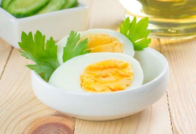 Yumurta: Uzmanlar, en kaliteli protein olması, uzun süreli doygunluk hissi sağlaması nedeniyle ramazan ayında sahur sofralarında yumurtanın bulunmasını gerekli kılıyor. Kahvaltıda yumurta tüketilen günlerde gün içerisindeki iştah seviyesi daha düşük seyreder.