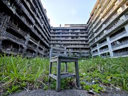 Ada uzunca bir süre herkese kapalıydı. 2005 yılında ilk olarak gazeteciler girdikten sonra Hashima'nin turist ziyaretlerine açılması planlandı. Ancak adadaki binaların oluşturduğu tehlike bölgenin turistik olmasını engelliyor.