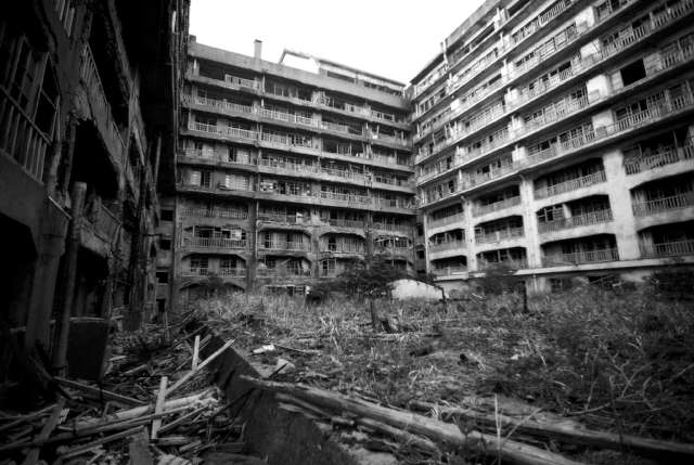 1974'de nüfusu sıfıra inen Hashima adası o zamandan beri hayalet şehir olarak anılıyor. 38 sene boyunca Mitsubishi'nin mülkiyeti olmaya devam eden ada 2009'da Nagazaki şehri yönetimine bedelsiz olarak veriliyor.