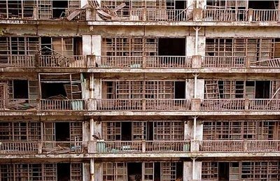 Bu verimli kömür madenlerinde çalışan işçiler, aileleri, pazar yeri, hastane, oyun parkları, sinema derken adanın nüfusu 5.300'e dayanıyor.