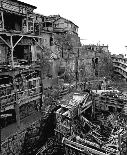 Japonyaya ait olan ada dev bir savaş gemisine benzemesinden ötürü 'Battleship Island' olarak da anılıyor.