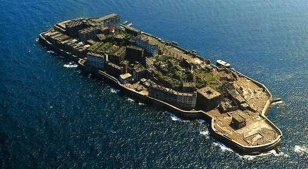Bu film seti gibi görünen ama tamamen gerçek, terkedilmiş ada Hashima adası...