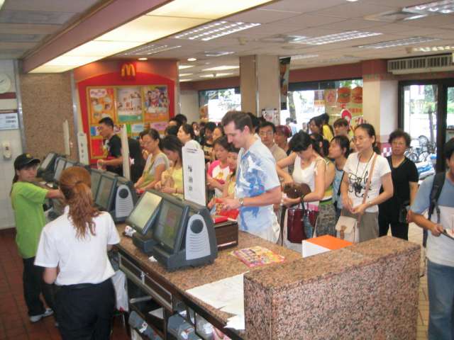 Sadece McDonalds'ta 4.500 hamburger tüketilecek.