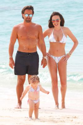 Tamara Ecclestone, tatilini sürdürdüğü Bahamalar'da beyaz bikinisiyle sahillerde yer aldı.